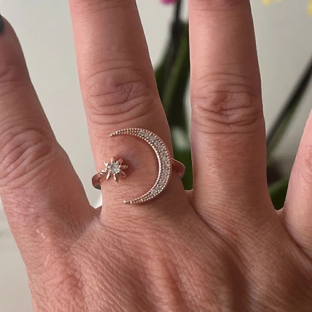 The On trend stellar Sterling Silver adjustable ring